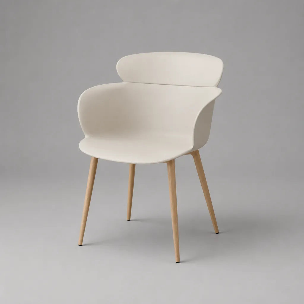 Chaise de salle à manger avec accoudoirs, coque arrondie en polypropylène et pieds en bois, blanc cassé, 58 × 57 × 82 cm